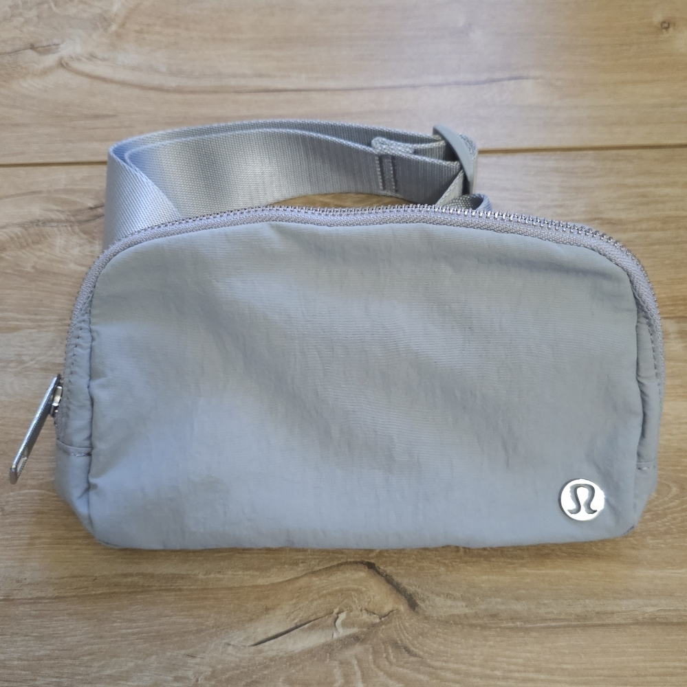 **SOLD** Lululemon Everywhere Belt Bag *1L - Silver Drop (Original Ver.)